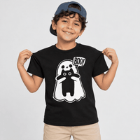 Boo 2.0 *Brilla en la oscuridad* - Playera NIÑO, vista frontal con modelo 1, transición de luz a brillo en la oscuridad