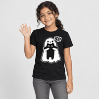 Boo 2.0 *Brilla en la oscuridad* - Playera NIÑO, vista frontal con modelo 2, transición de luz a brillo en la oscuridad