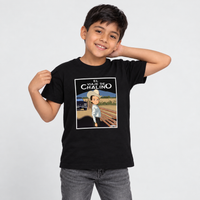 El Viaje de Chalino de @El Freaky Man - Playera NIÑO, vista frontal con modelo 1