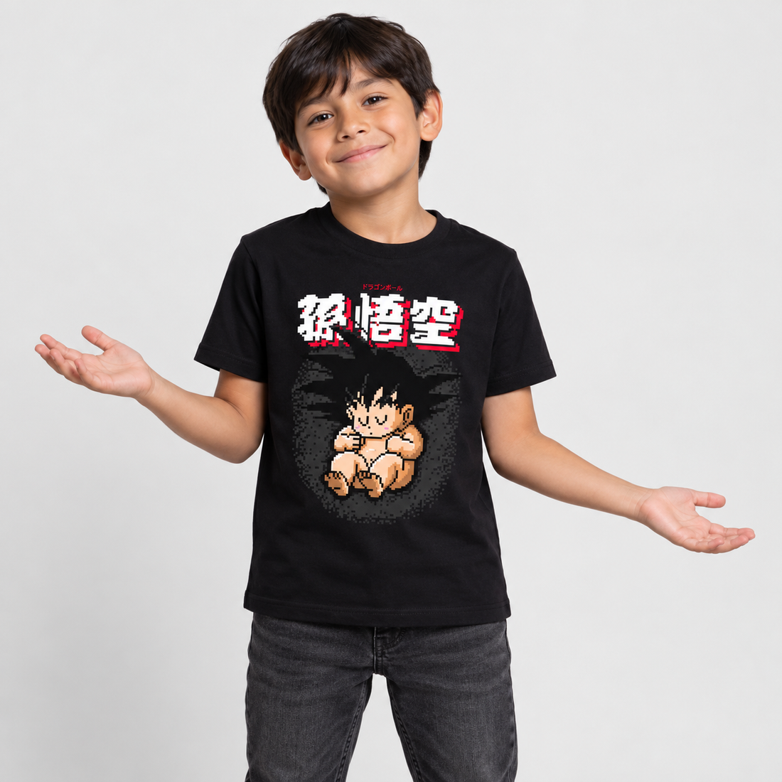 Goku 8-bit Negro - Playera NIÑO Anime, vista frontal con modelo 2