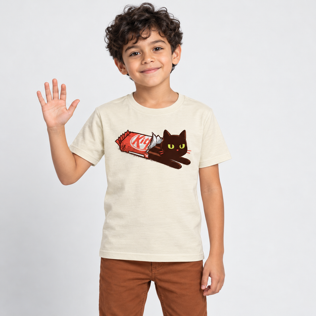 Kit-Cat Crema - Playera NIÑO, vista frontal con modelo 2