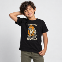Yo Solo Sé Que No Sé Namda - Playera NIÑO Meme Cheems, vista frontal con modelo 1
