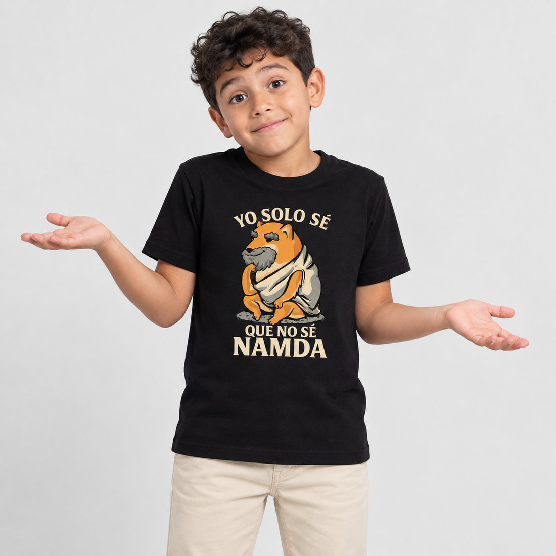 Yo Solo Sé Que No Sé Namda - Playera NIÑO Meme Cheems, vista frontal con modelo 2