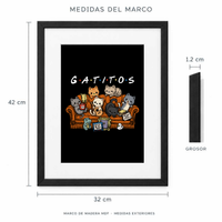 Medidas exteriores del marco Gatifriends: 42 cm de alto y 32 cm de ancho, 1.2 cm de grosor.