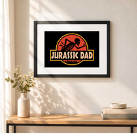 Jurassic Dad con paspartú blanco, colgado en una pared.